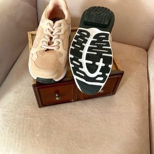 G DEFY PINK SNEAKERS SIZE 7 NEVER WORN